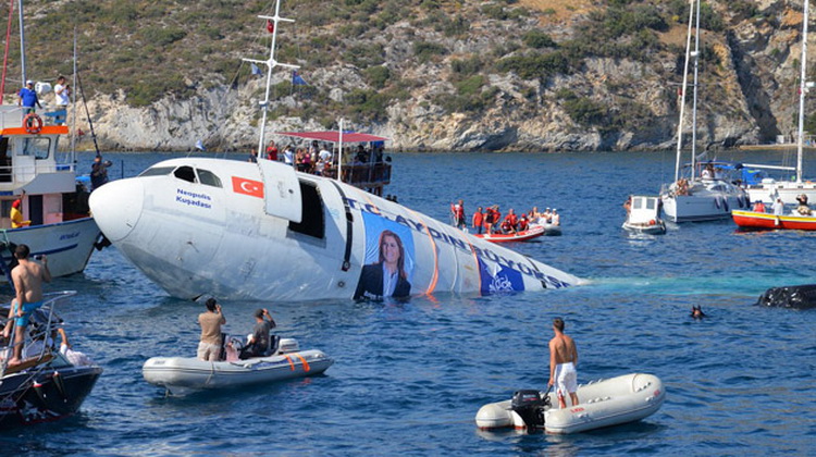 airplane-underwater-in-turkey.jpg