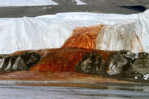 «Кровавый водопад» Антарктиды