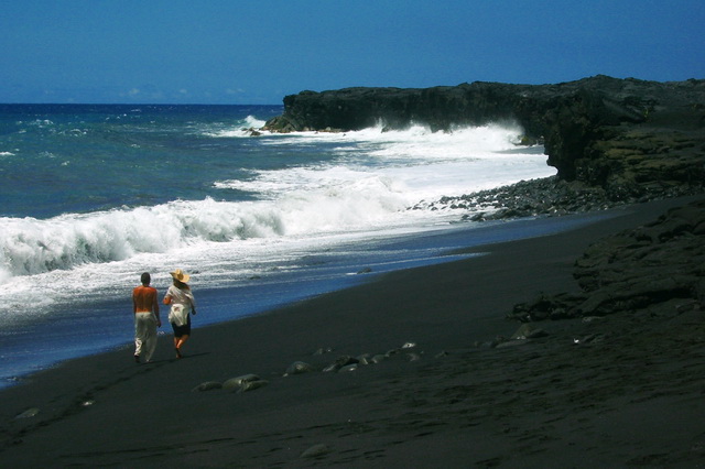 Гавайский пляж с чёрным песком - Онеули Бич