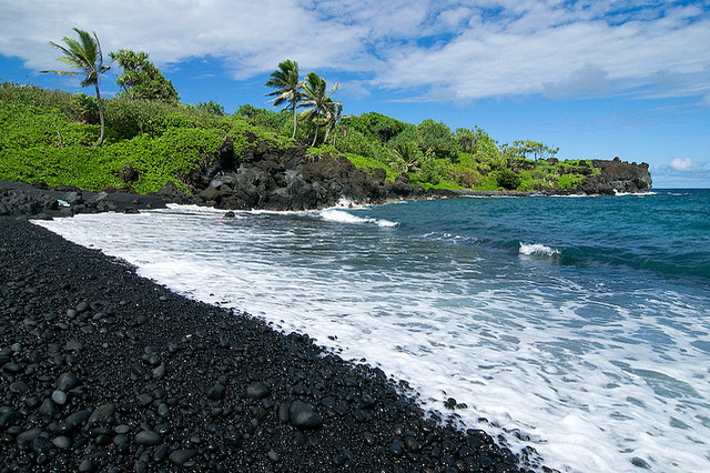 Гавайский пляж с чёрным песком Вайанапанапа