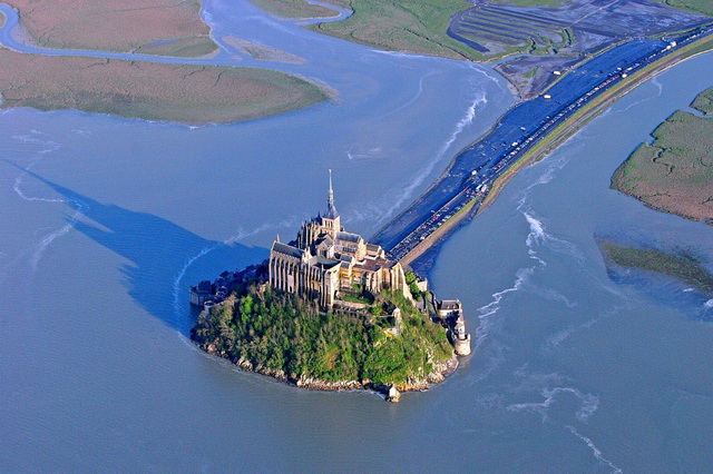 Французский замок Мон-Сен-Мишель с высоты полёта птиц
