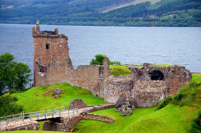 Руины замка Аркарт на берегу озера Лох-Несс в Шотландии