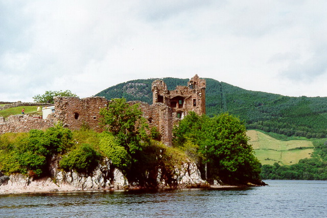 Интересные места Шотландии - замок Аркарт на берегу озера Лох-Несс