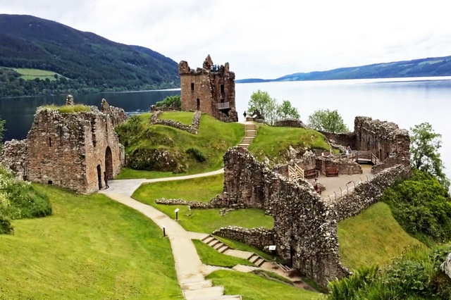 Замок Аркарт в Шотландии на берегу озера Лох-Несс