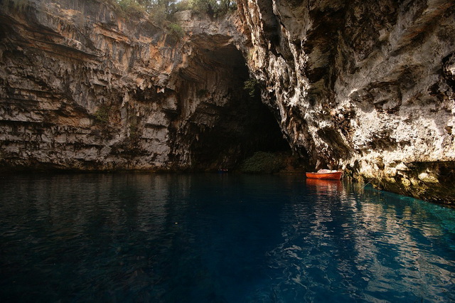 Греческая пещера с подземным озером Мелиссани