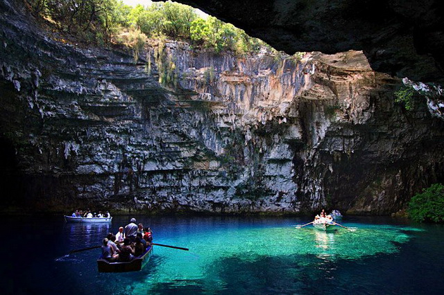 Пещерное озеро Мелиссани