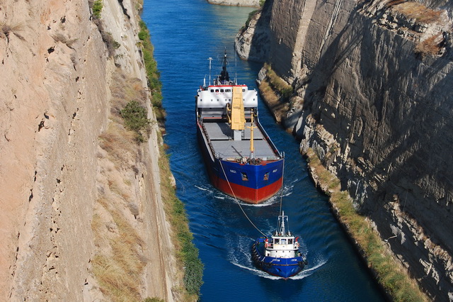 Коринфский канал больше напоминает каньон, чем судоходный канал