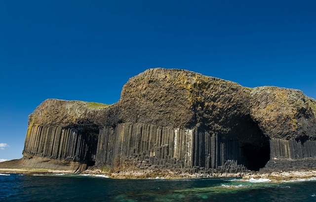 Немало известных личностей посещало Фингалову пещеру острова Стаффа