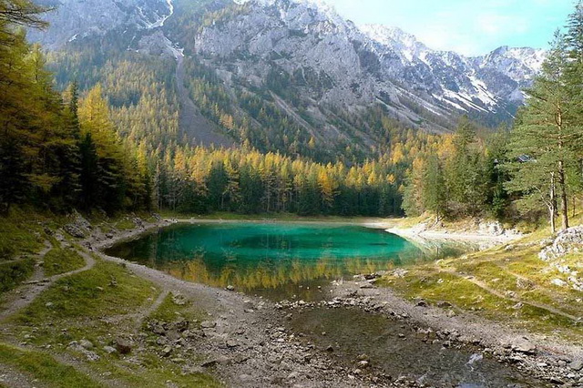 Зелёное озеро в Австрии в период зима-весна