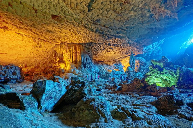Пещеры бухты Халонг во Вьетнаме