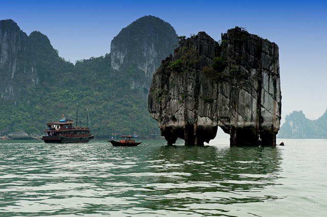Уникальные скалы бухты Халонг во Вьетнаме
