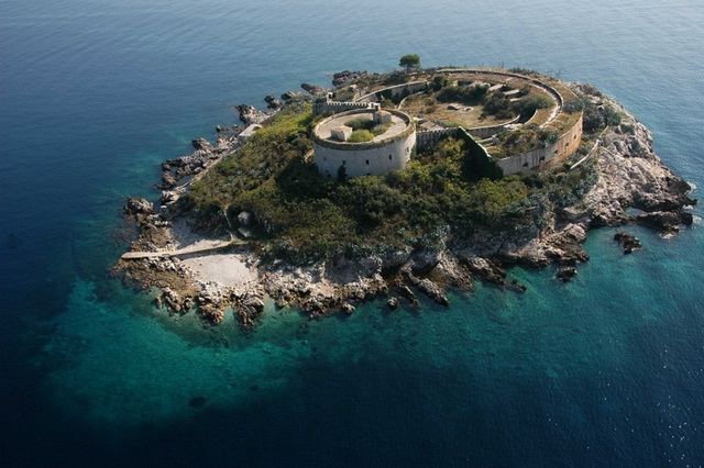 Остров-крепость Мамула с высоты полёта