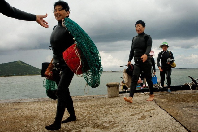 Корейские женщины-хэнё возвращаются с работы в море