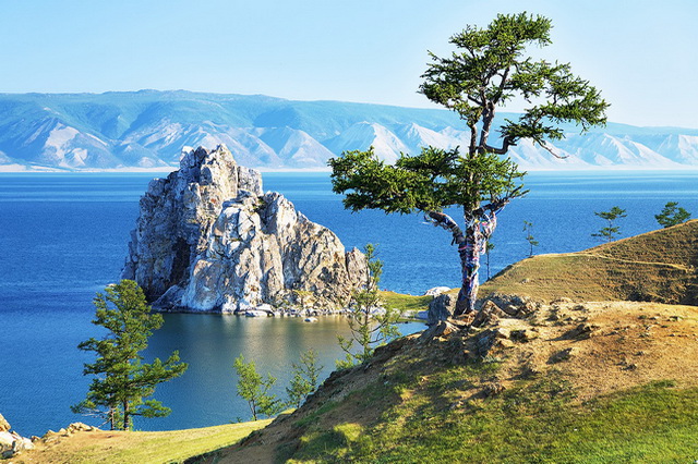 Скала Шаманка на озере Байкал
