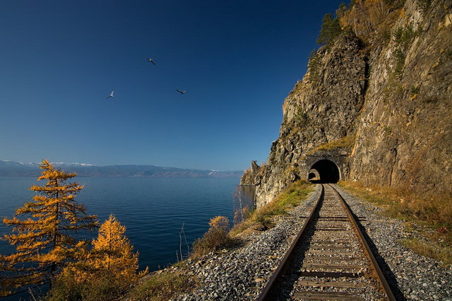 Кругобайкальская железная дорога на Байкале
