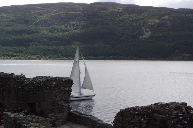 Путешествие на яхте по озеру Лох-Несс в Шотландии