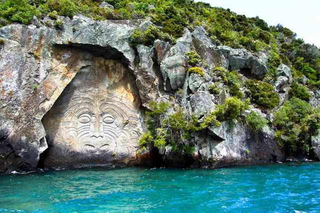 Наскальные рисунки маори на озере Таупо в Новой Зеландии