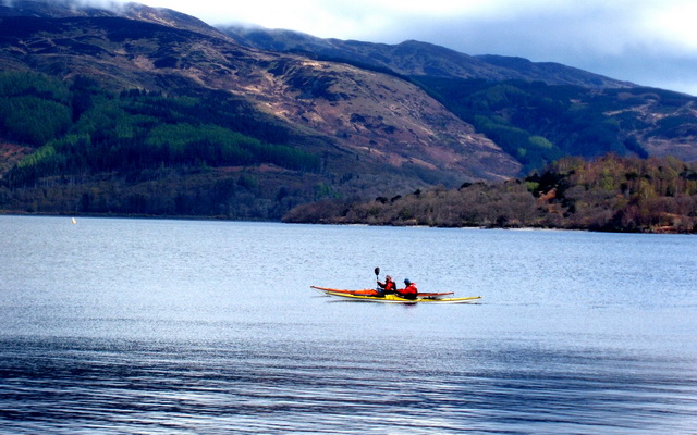 Каякинг на озере Лох-Ломонд в Шотландии