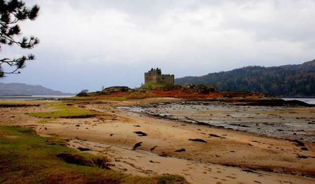 Замок Тиорам в заливе Лох-Мойдарт, Шотландия