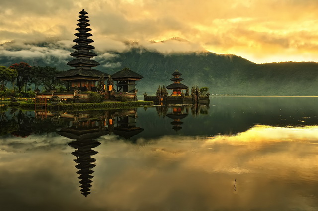 Интересные места Индонезии - Храм Пура Улун Дану