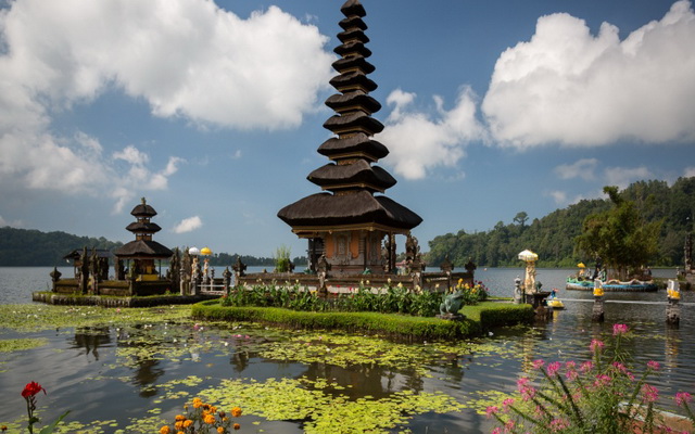 Водный храм Пура Улун Дану, Индонезия