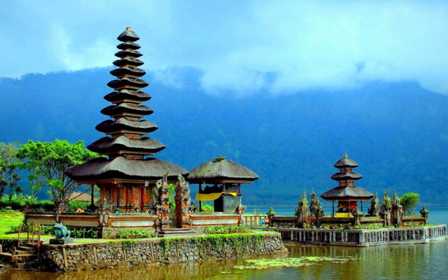 Храм Пура Улун Дану на озере Братан - Бали, Индонезия