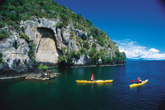 Каякинг на озере Таупо в Новой Зеландии