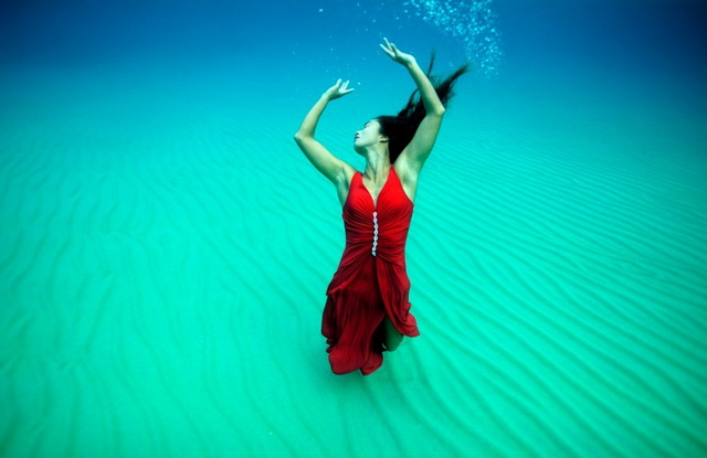 Танцующие под водой девушки в работах Курта Арриго