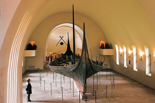 Интересные старинные суда в музее кораблей викингов в Норвегии