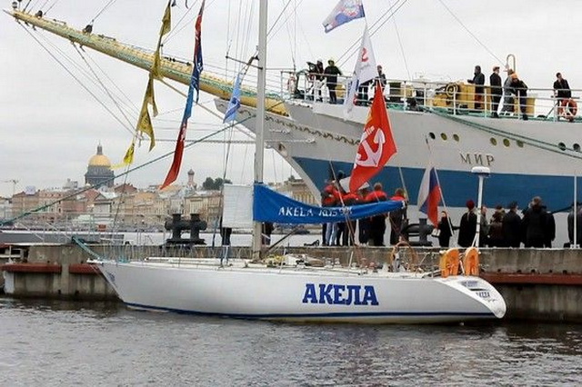 Гоночная яхта «Акела» и парусник Мир