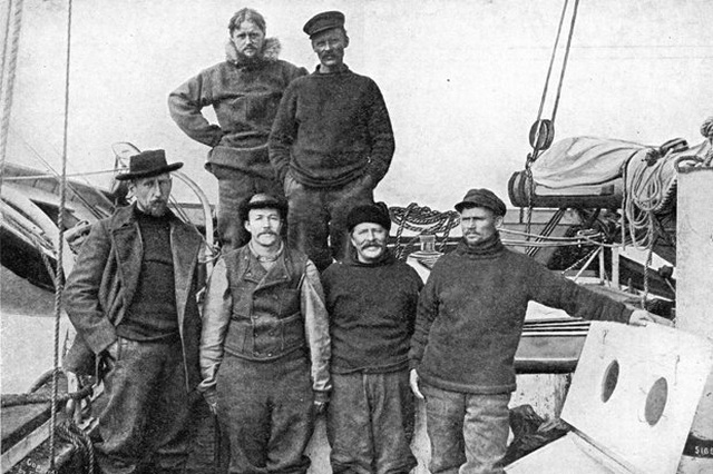 Амундсен с командой на борту яхты «Йоа»