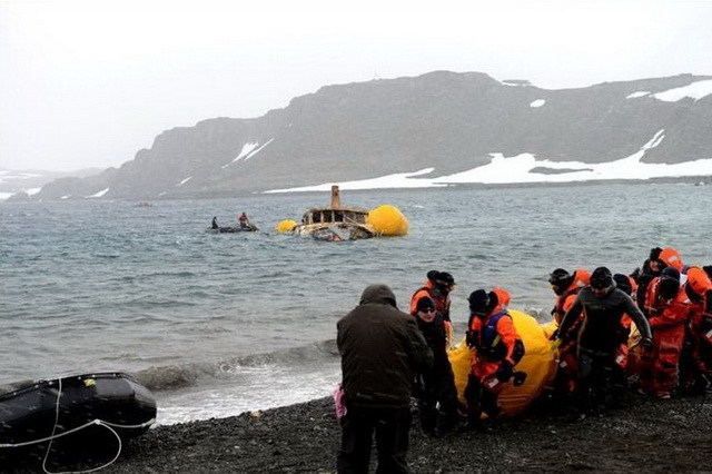 Подъём со дна затонувшей в водах Антарктиды яхты Mar Sem Fim