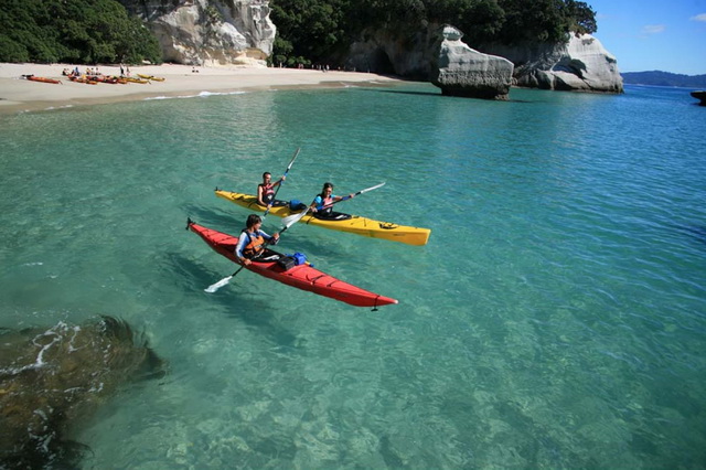 Каякинг - одно из популярных водных развлечений в Новой Зеландии
